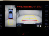 パノラミックビューモニターを装備。駐車場や交差点でクルマを真上から見るように周囲を確認できます。機能の詳細は販売店スタッフまでおたずねください。