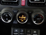 マニュアルシフトレバーです。オートエアコンです。車内を設定温度に保ち、快適空間をキープします。