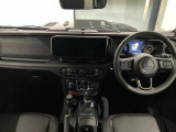 WRANGLERの原型となった名車CJモデルへのオマージュを表現した水平基調のインパネです。
