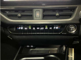 左右独立温度コントロールフルオートエアコンです。運転席、助手席それぞれで独立して温度設定ができます。冷え性の方が乗っても安心ですね♪