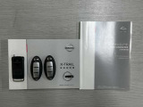 キーをバックやポケットに入れたまま、ドアリクエストキーを押すだけ開閉する、便利なインテリジェントキー2個とリモコンエンジンスターターが付いております。