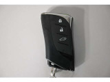 「スマートキー」。キーをポケットやバックに入れたまま車のドアの解錠・施錠、エンジンのON/OFFが行えるます。