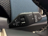MINIの運転席操作部は、中央に構えるディスプレイが最大の特徴です。航空機を思わせるトグルスイッチなど、直感的で遊び心のあるメカニカルな操作感が、ゴーカートのような走りの高揚感を高めます。