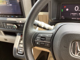 ステアリング左手側にオーディオ関連のコントロールスイッチを配置しています。操作時は視線を逸らすことなく運転に集中できます。