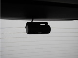 ドライブレコーダーには車内カメラ付きリアカメラが付いております。車内を後方から撮影するため、搭乗者の顔などが映りにくくなっております。