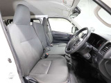 ゆったり室内で運転もしやすいです♪使い勝手の良い配置も考えられています!!
