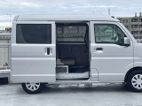スライドドアなら後席に荷物を置いたら、サッと運転席へ移動できます。ドアの開口部が広いから、狭い駐車場やガレージでの乗り降りもラクラクです。