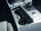 Audiのインテリアはエクステリア同様、シンプルなデザインとこだわった材質、そして機能性を兼ね備えております。