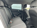 体を支えるためにシートを硬めにしております。長時間の運転でも疲れにくいように、サポート力重視で設計されております。