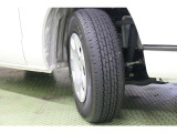 タイヤサイズ 195/80R15。 スッキリとしたデザインのホイールキャップ付きスチールホイールを装着しています。