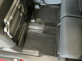 しっかりと汚れ、砂ぼこりを落とし足元まで清潔な車内空間を作り上げております♪