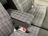 【アームレスト】運転席には、長距離ドライブに優しいアームレストが装備しています。
