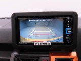 後退時に車両の後ろ側をモニター画面に表示します。車庫入れなどでバックする際に後方確認ができて便利です。車庫入れが苦手な人もこれで安心。