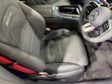 メルセデスのシートは、少し硬めに出来ておりますので、長時間の運転でも疲れにくく、安全にドライビングをお楽しみ頂けます