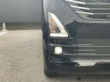 【LEDフォグランプ】霧や雨などの悪天候時に視界を確保するために自動車に取り付けられる補助灯です。ハロゲンなどの従来の光源と比べて明るく、視認性や安全性を向上させます!!