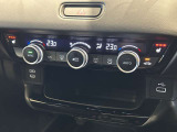 フルオートエアコンディショナーとなっております。運転席と助手席でそれぞれで温度設定ができますので、快適にドライブをすることができます。