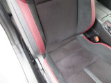 運転席シートに破れなどはございません。