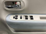 【運転席ドアスイッチ回り】パワーウィンドー[ロック機構]・電動格納式リモコンドアミラースイッチがまとまっているので操作しやすいです。