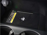 ◆ワイヤレス充電器◆ワイヤレス充電規格Qiに適合した機器を充電エリアに置くことで使用できます。