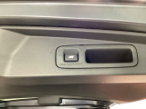 スマートキーや運転席のボタンを押すだけでリアゲートが自動で開閉します!荷物を持っている時や、高い位置にあるバックドアを閉める際に便利な機能です♪
