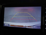 バックモニター付き。車両後方の映像をナビ画面に表示し、駐車などの後退操作をサポートします。