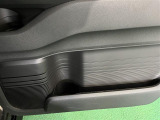運転席と助手席の間にドリンクホルダーが2つ付いてます!
