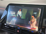 停車中にテレビ番組や映像を視聴できる画面を備えています。お出かけ先での休憩時間や待ち時間に、映像コンテンツを楽しめる便利な装備です。画面表示も見やすく、手軽にご利用いただけます。