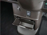 ◆センターロアボックス◆インパネ中央の下部には、ごみ箱としても使用する事ができるセンターロアボックスを装備しております。