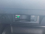 ETCユニットはグローブボックスの中に装着されています。こちらの車両はDSRC(ETC 2.0)に対応していますので、渋滞情報などリアルタイムでナビに反映されます。