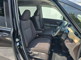 ゆったりとしたドライバーズスペース。長時間の運転でも快適にお使いいただけます。