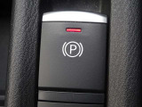 【電動パーキングブレーキスイッチ】オートホールドをONにすると、ブレーキを踏んで停車したときにペダルから足を離しても停車状態を維持!オートホールドをOFFにすることで手動解除のサイドブレーキに!