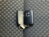 【スマートキー】ドアの開閉時鍵を探さなくても簡単にドアの開閉することが出来ます、また、エンジン始動も車内にスマートキーがあれば簡単に始動することが出来ます
