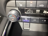 暑い夏の時期にとっても快適なシートベンチレーションを装備!シート内部に取り付けられたファンでシートの表面を換気して、涼しくしてくれます。