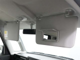 運転席にはちょっとした身だしなみのチェックに便利なバニティミラー付サンバイザー♪