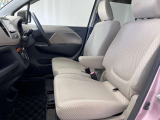 【ベンチシート】運転席と助手席の間にカバンを置いたり、肘掛けをおろしたり様々なシーンに合わせてお使いいただけます♪