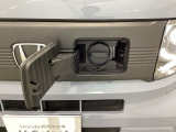 急速充電は車内のボタンを操作して開け、あとは充電コネクターを差すだけで充電開始します。簡単な充電操作と、フタの開け方を変えることで差し間違いを防げる安心感。