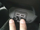 後席用にモバイル機器の充電用にUSBソケットが装備!!