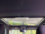 【ガラスルーフ】ガラスルーフ搭載で車内の解放感が一気にアップ!開放的なドライブをお楽しみいただけます。