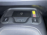 置くだけ充電(ワイヤレス充電器)・運転席/助手席シートヒータースイッチです。