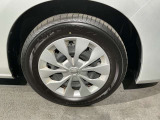 純正ホイールカバーで、愛車をもっとおしゃれに車種にマッチしたデザインの純正ホイールカバー。愛車の印象をアップし、おしゃれな雰囲気を演出します。また、傷や汚れからホイールを守り、長持ちさせます。