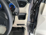 運転席側前部にドリンクホルダーあります♪運転中でも手が届きやすい位置にあって使い易いです♪