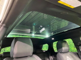 車の中とは思えない開放感!天井一面が大きなガラス張りで車内が明るい光で満たされます。外の熱や紫外線をしっかりカットする特殊ガラスなので、日焼けや暑さを気にせず、自然を満喫することができます。