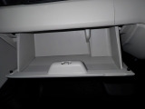 大型のグローBOXが装備されています。よく使うアイテムの収納に便利です、欲しい時にすぐに取り出せます♪