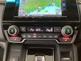 【左右独立オートエアコン】左右席で独立温度コントロールが可能です。運転席はキンキンに冷やして助手席はマイルドにと言った設定が可能です☆暑さ寒さでケンカすることもなくなりますね♪