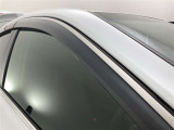 ドアバイザーも付いています。雨の日に少し窓を開けても、雨水が入りにくく、喫煙する方などにも強い味方です。