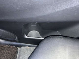 ドアにもドリンクホルダーがあります。