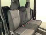 2列目シートは背もたれの角度調節ができるベンチシートになっております。長距離運転になってもゆったりとできるように、アームレストがついてます。