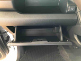 よく使うものが手を伸ばせばすぐ届く、機能面で充実した収納。