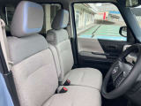 運転席には、シートリフターが付いております☆ 前後のスライドに加えシートの高さも変更出来ますのでどなてでも運転し易いポジションを取れます