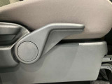 運転席はご自身の適切な運転ポジションへ移動可能なラチェットが付いております。